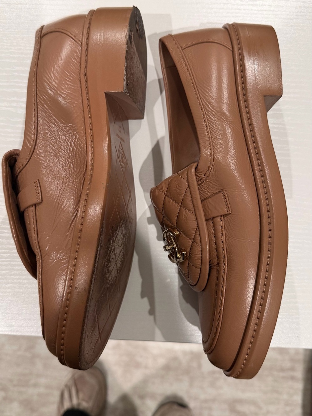 CHANEL CC LOGO brown Lambskin Loafers. - Picture 4 of 6